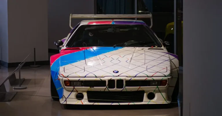 BMW M1 standing in a Museum